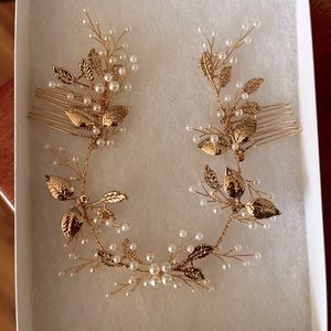 Gold metal hairpiece with pearly beads